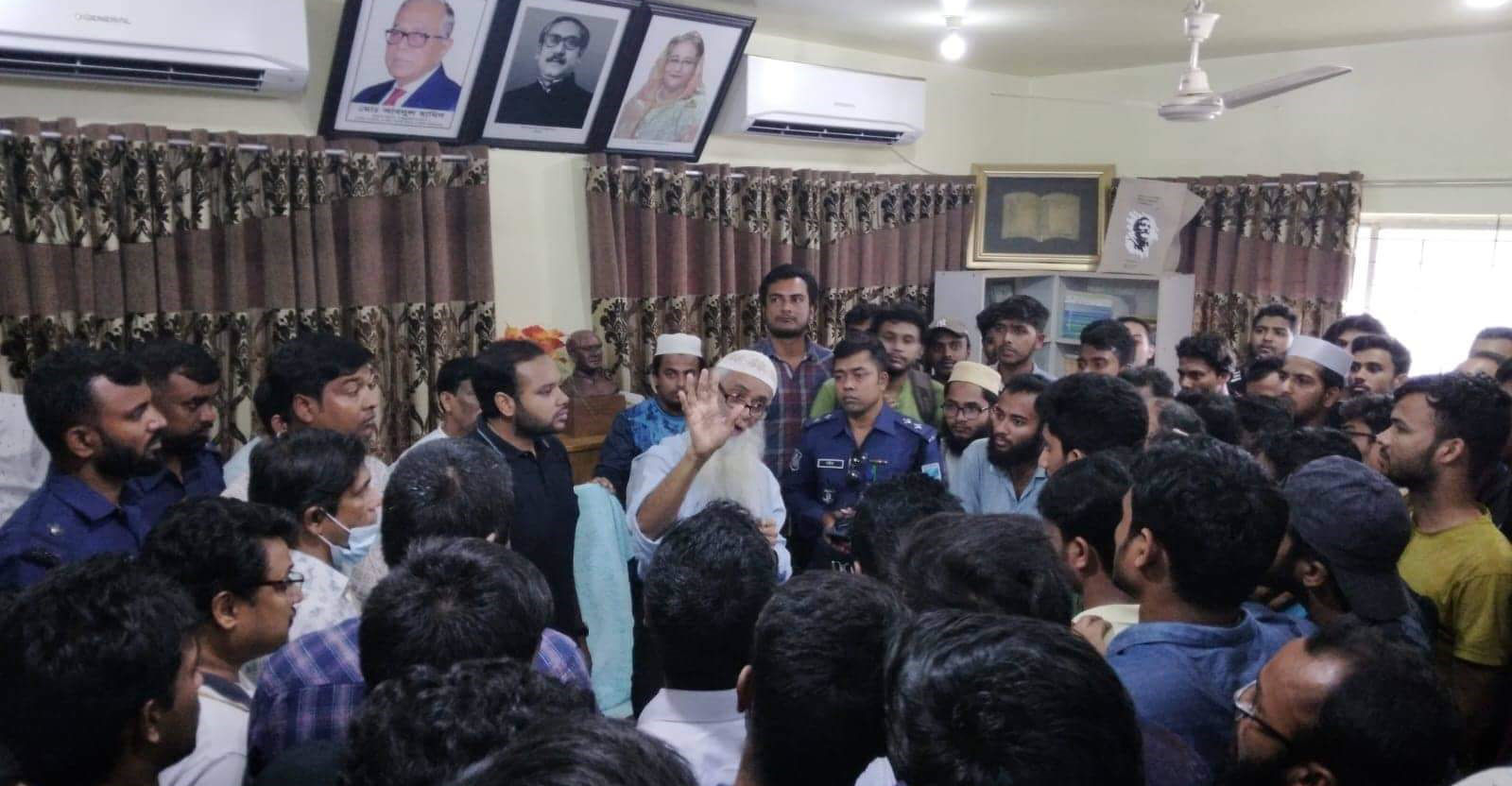 মাভাবিপ্রবি’র অবরুদ্ধ ভিসিকে উদ্ধারের চে